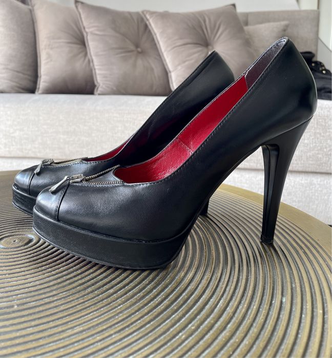 Szpilki skórzane z czerwoną podeszwą