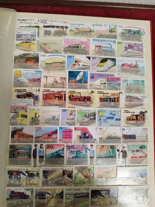 Classificador com 250 selos diferentes temática comboios