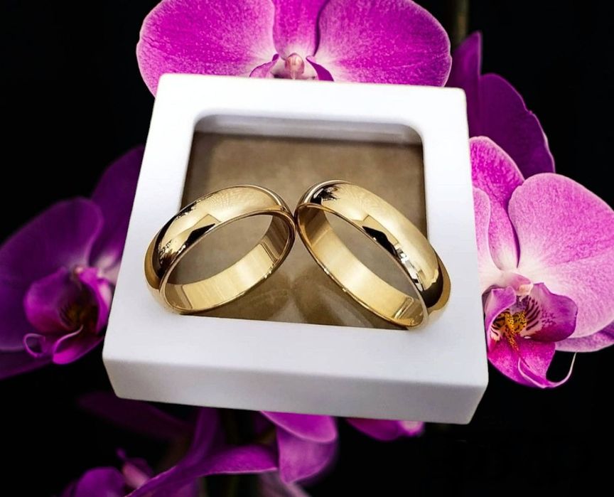 Piękna Para Klasycznych Złotych Obrączek Ślubnych