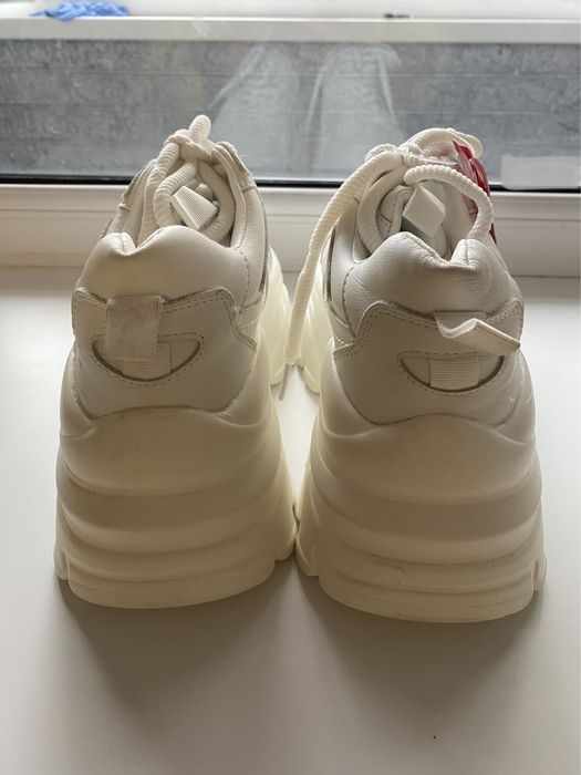 Жіночі кросівки