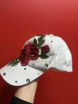 Bone branco bordado. Rosas