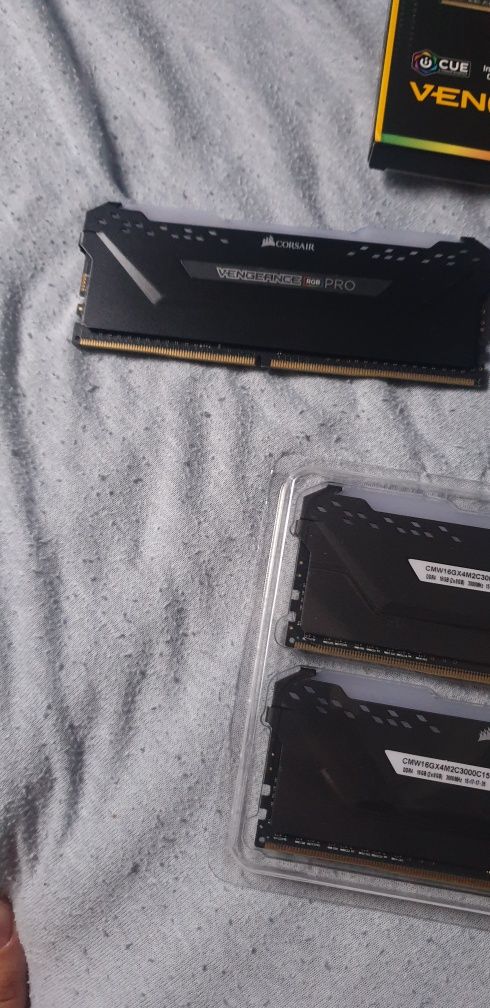 Pamięć RAM Corasir Vengeance RGB Series LED 32GB, 3000MHz DDR4