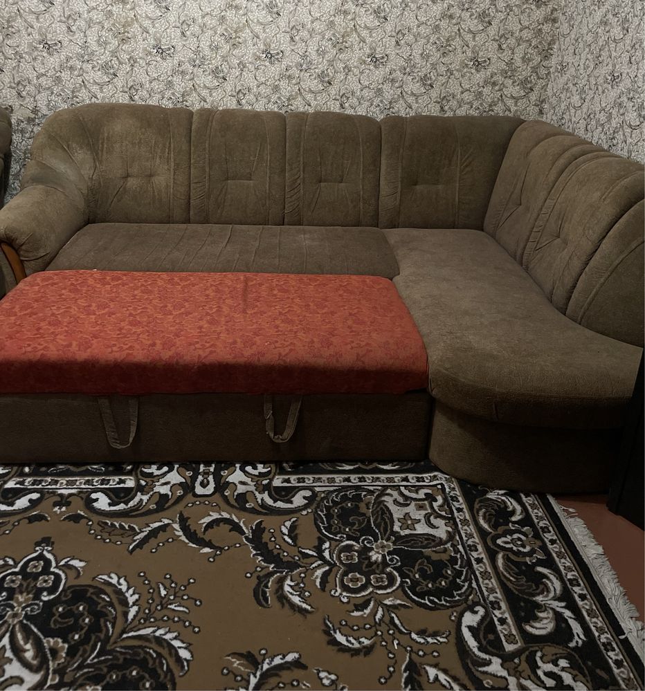 Угловой диван в хорошем состоянии