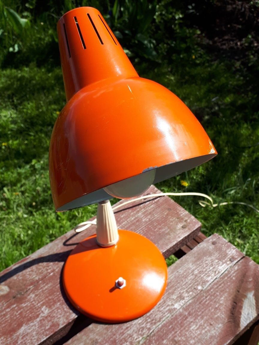 Pomarańczowa metalowa lampka biurkowa