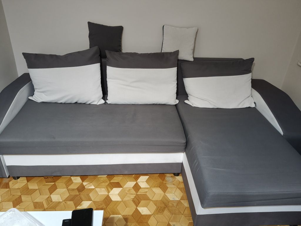 Narożnik z funkcją spania+2 pufy