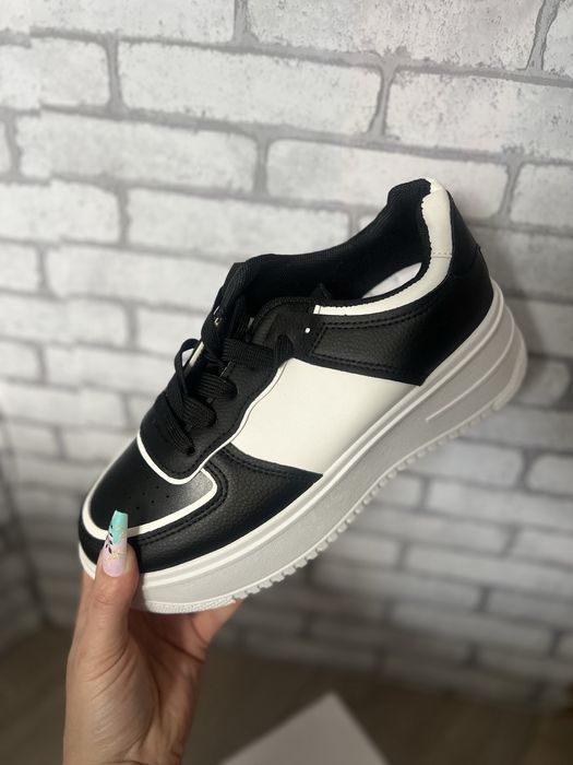 Стильні нові кросівки 39 р 550 грн