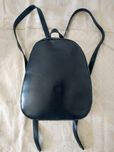 Mochila preta em pele polida