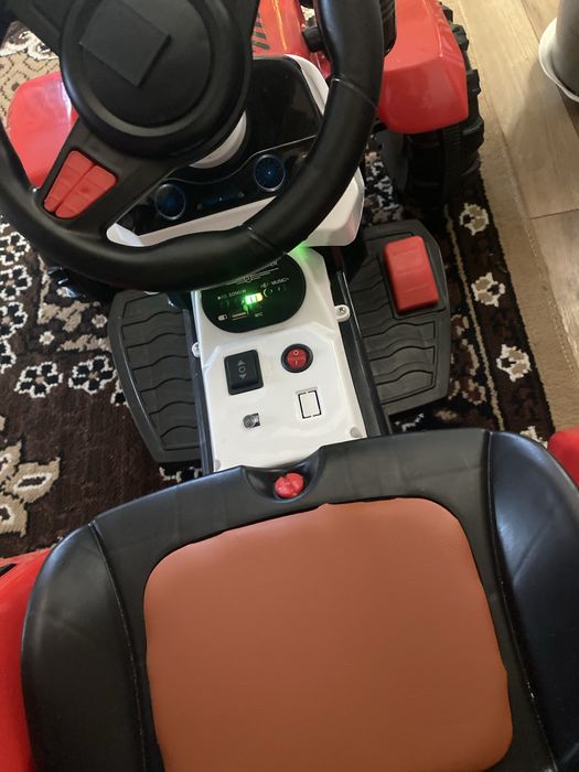 Продам дитячий трактор з прцепом на акамуляторі