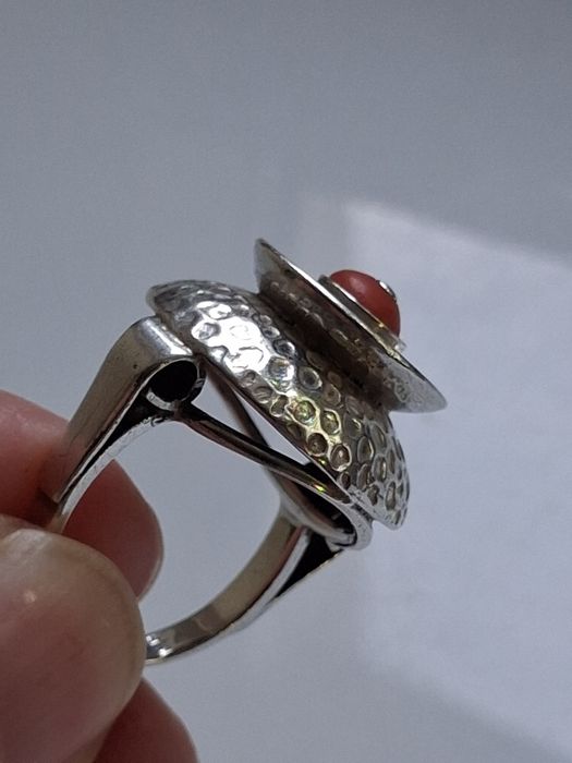 ZZO Juwelia . Pierścionek z koralem.