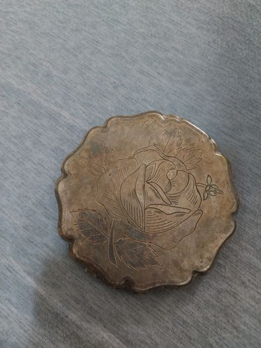 Piękna puderniczka z różą