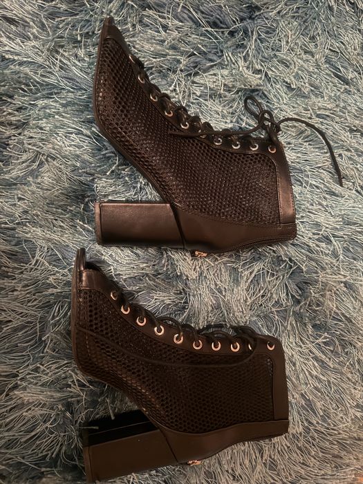 Buty damskie na obcasie siateczka