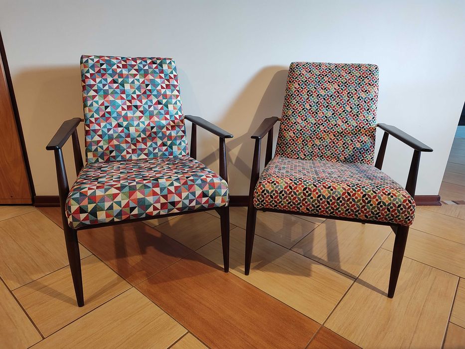 Para efektownych foteli "Lisek" PRL po profesjonalnej renowacji