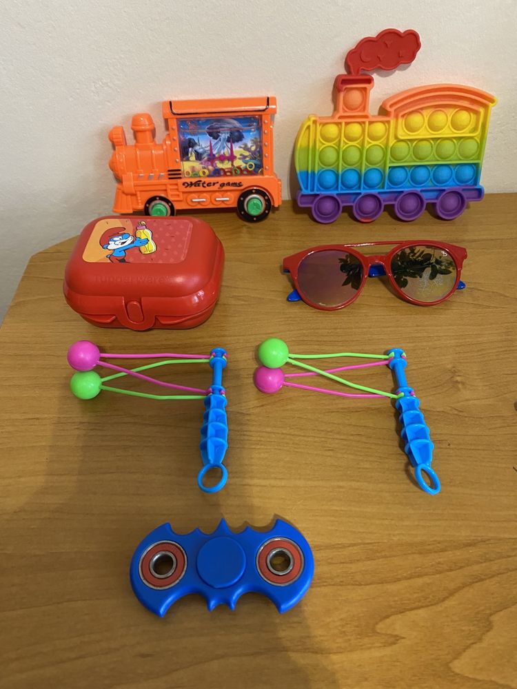 Zestaw 7 zabawek dla dziecka 3 lat  okulary gra wodna kółeczka pudełko