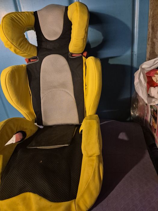 Автомобільне дитяче крісло