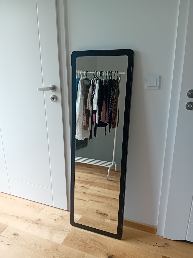 Czarne wiszące lustro na ścianę  GRUA IKEA
