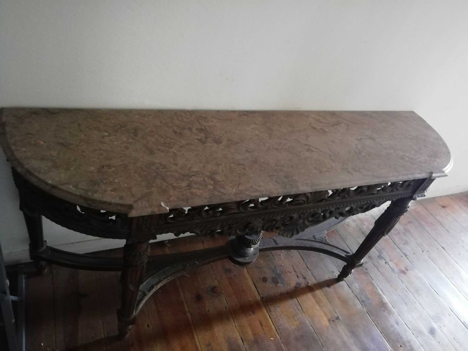 Consola Antiga com Tampo de Mármore – Peça Única e Elegante