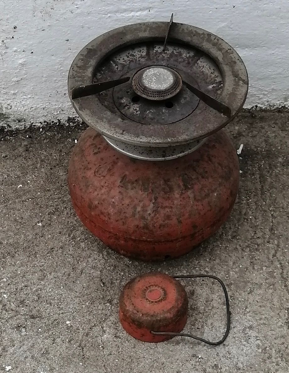 fogão de campismo ainda com gaz na garrafa.