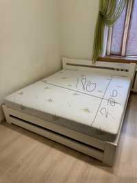 Двохпальне ліжко з матрасом в ідеальному стані