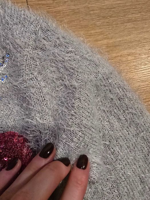 Szary sweterek z pingwinkiem r.128