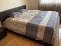 Mobilia quarto com cama, 2 mesinhas de cabeceira e camiseiro.