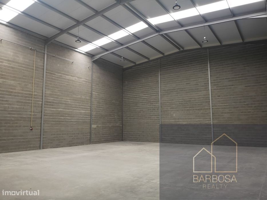 Armazéns 300m2, pé direito alto, condomínio fechado c/segurança.