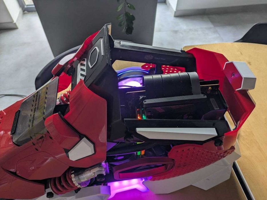 Komputer w unikalnej obudowie SNEAKER X