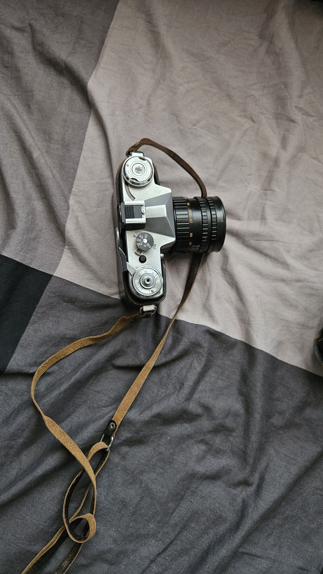 Zenit-E 80' Moskwa z obiektywem Helios 44-3 oraz z skórzaną torbą