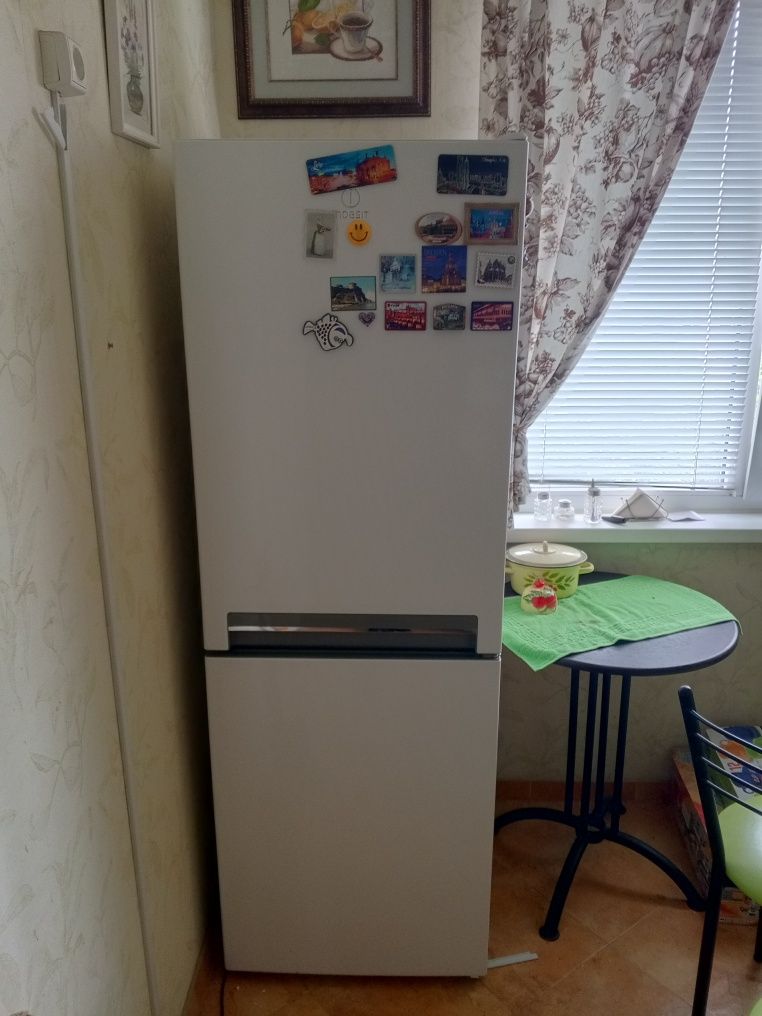 Продам холодильник INDESIT LI7 S1W