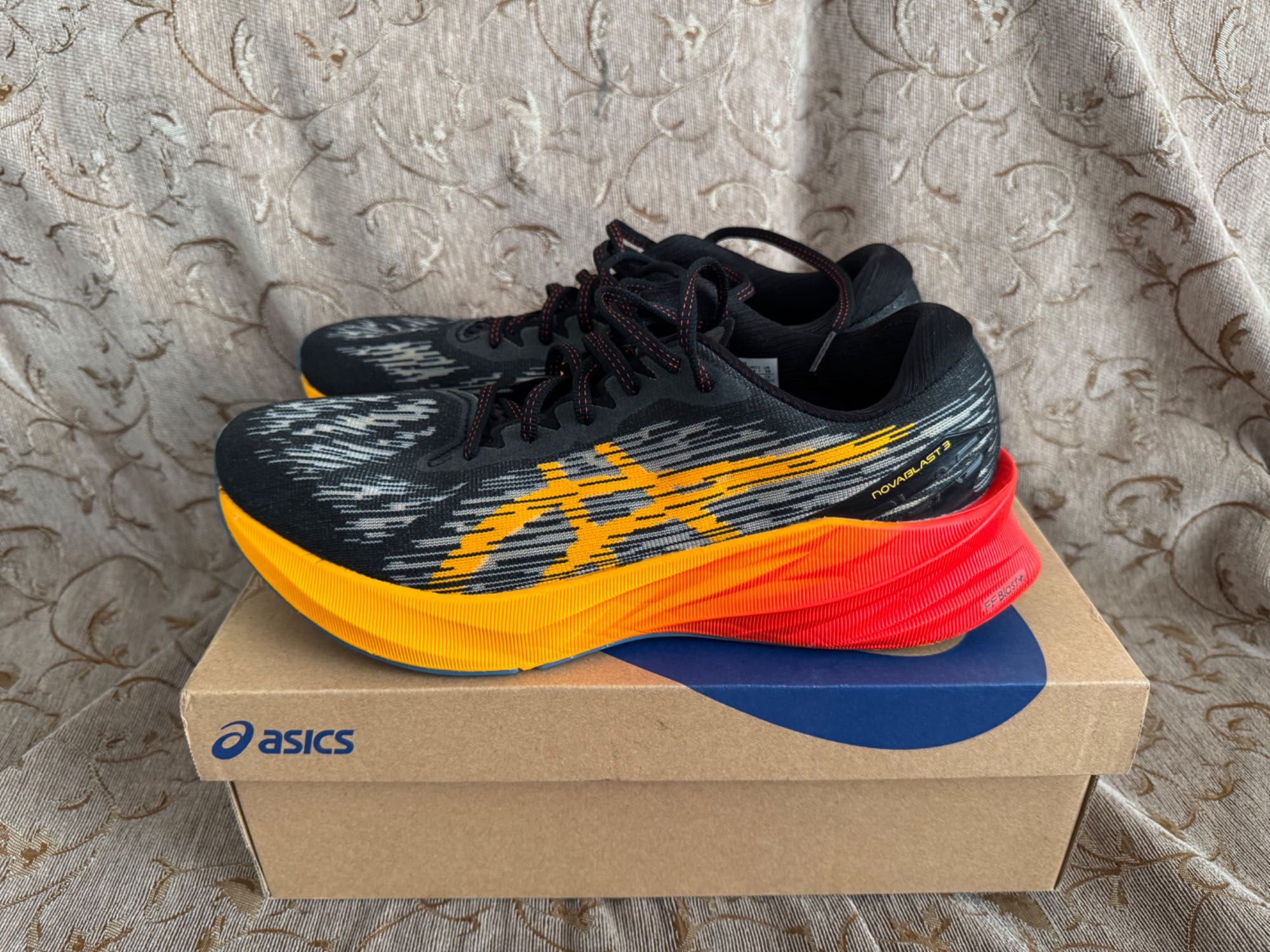 Кросівки asics Novablast 3 28 см