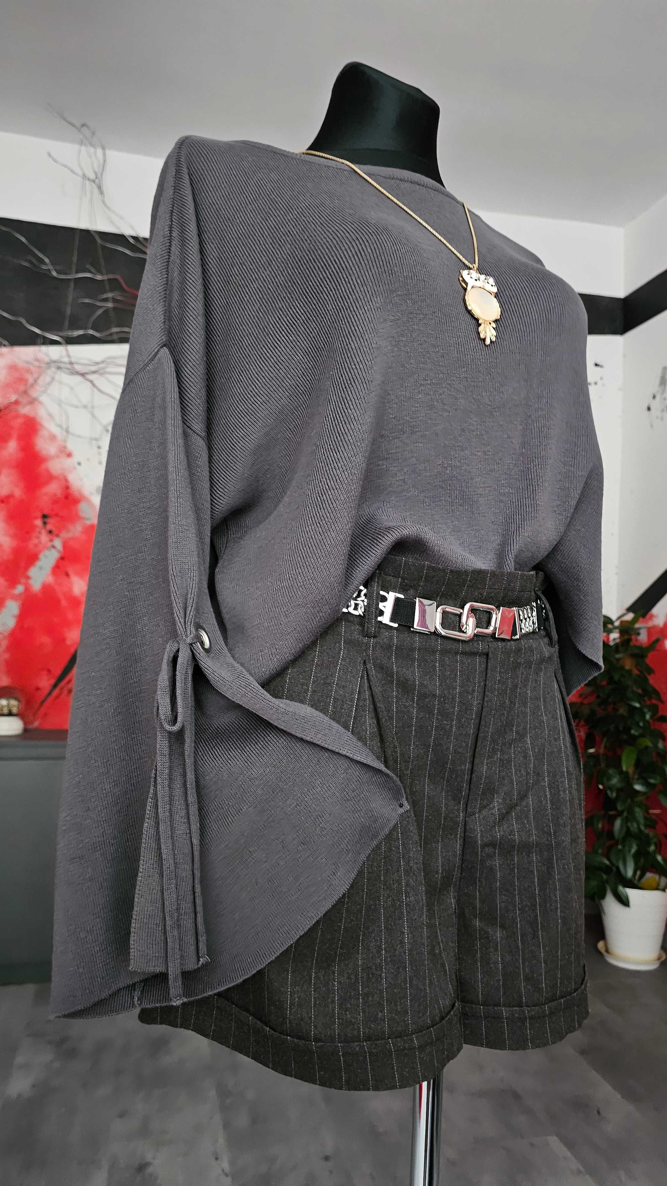 Krótki szary sweter z szerokimi rozciętymi rękawami Oversize