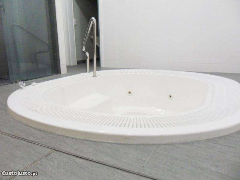 Vendo jacuzzi (mini-piscina) para 6 pessoas com pouco uso
