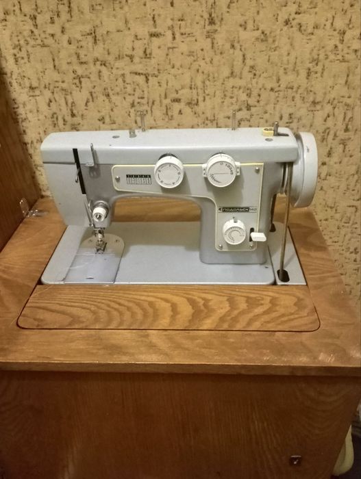 Швейная машинка "Подольск-142" с пром столом.