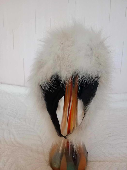 Jasna czapka ze sztucznego włosia