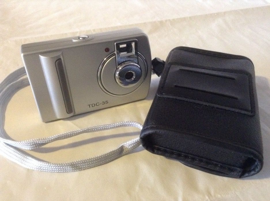 Maquina fotográfica mini TDC-35 com estojo.