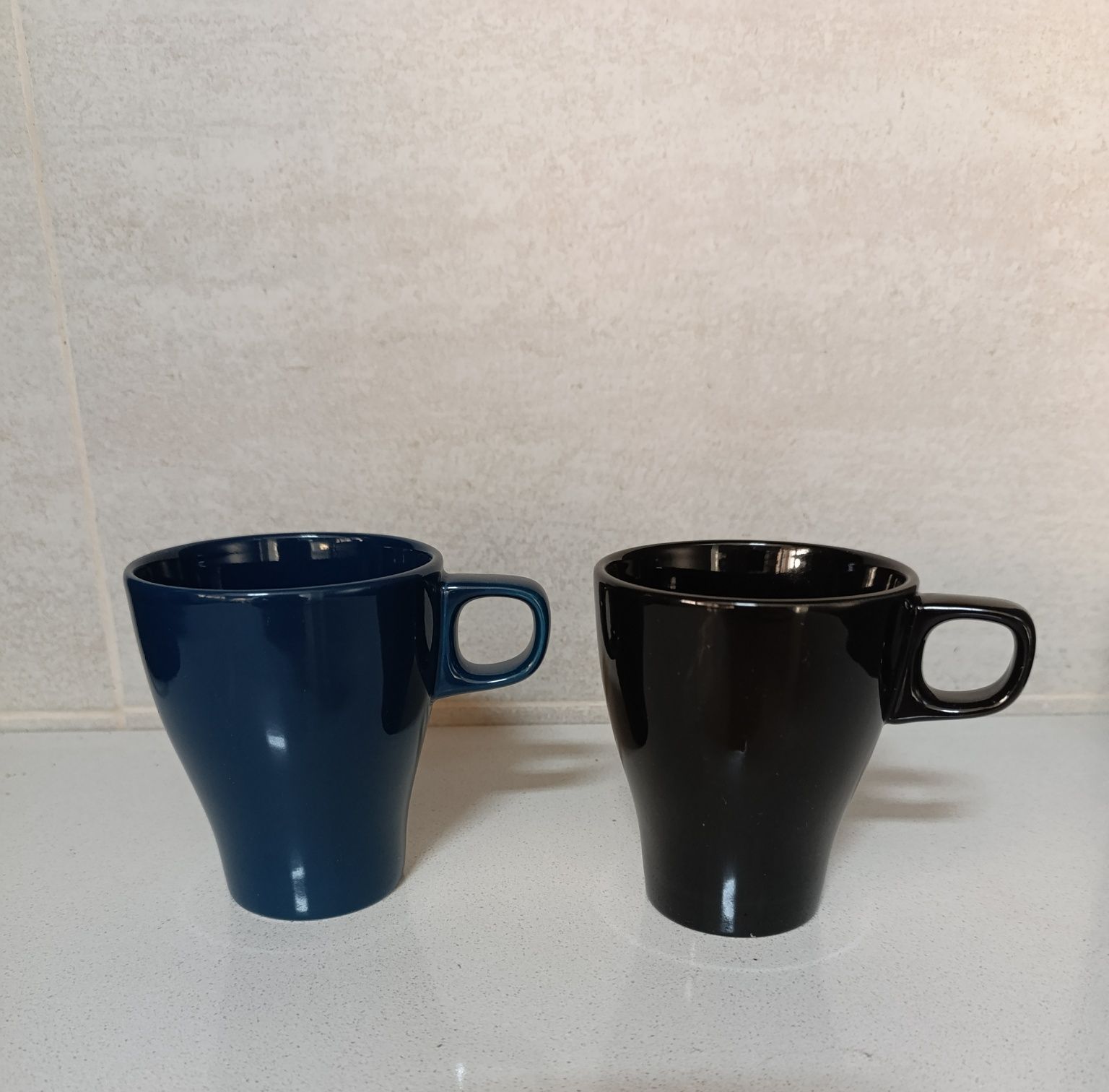 Várias chávenas e canecas