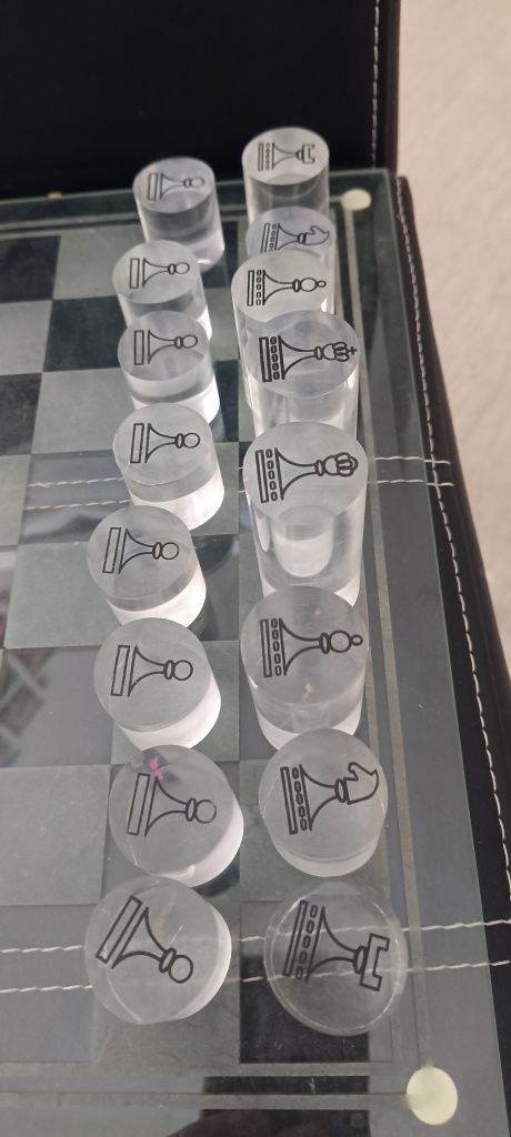 Шахматы бочонки винтаж из прозрачного пластика с доской из стекла