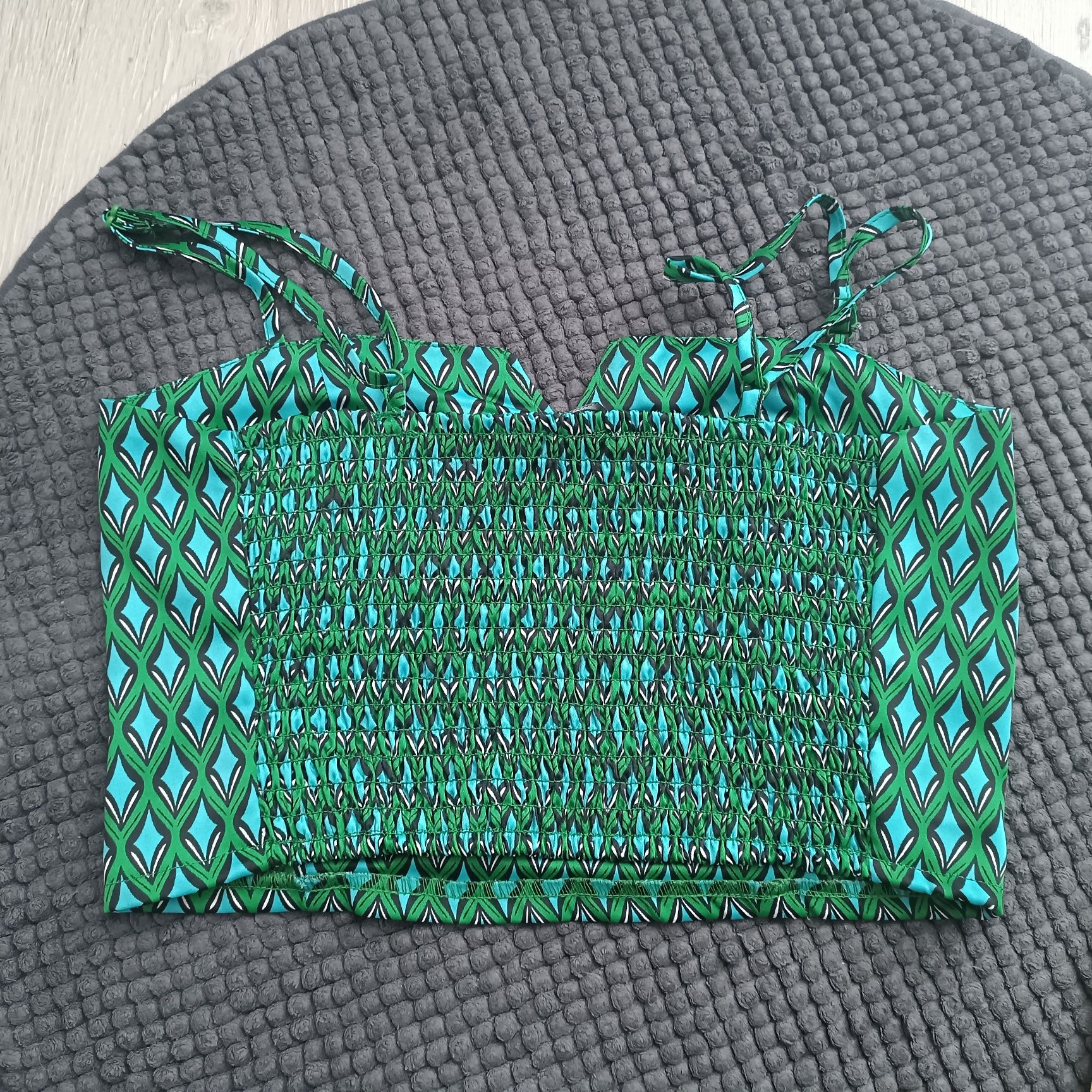 Krótki top, regulowane ramiączka, dekolt serek, r. mniejsze M / 38
