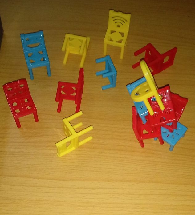 Гра зі стільцями: чия вежа вища?