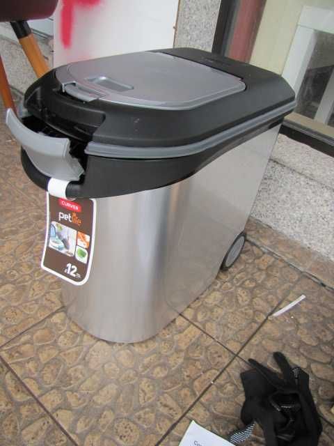 Curver Pojemnik na karmę dla psa 12 kg I 35L na kółkach