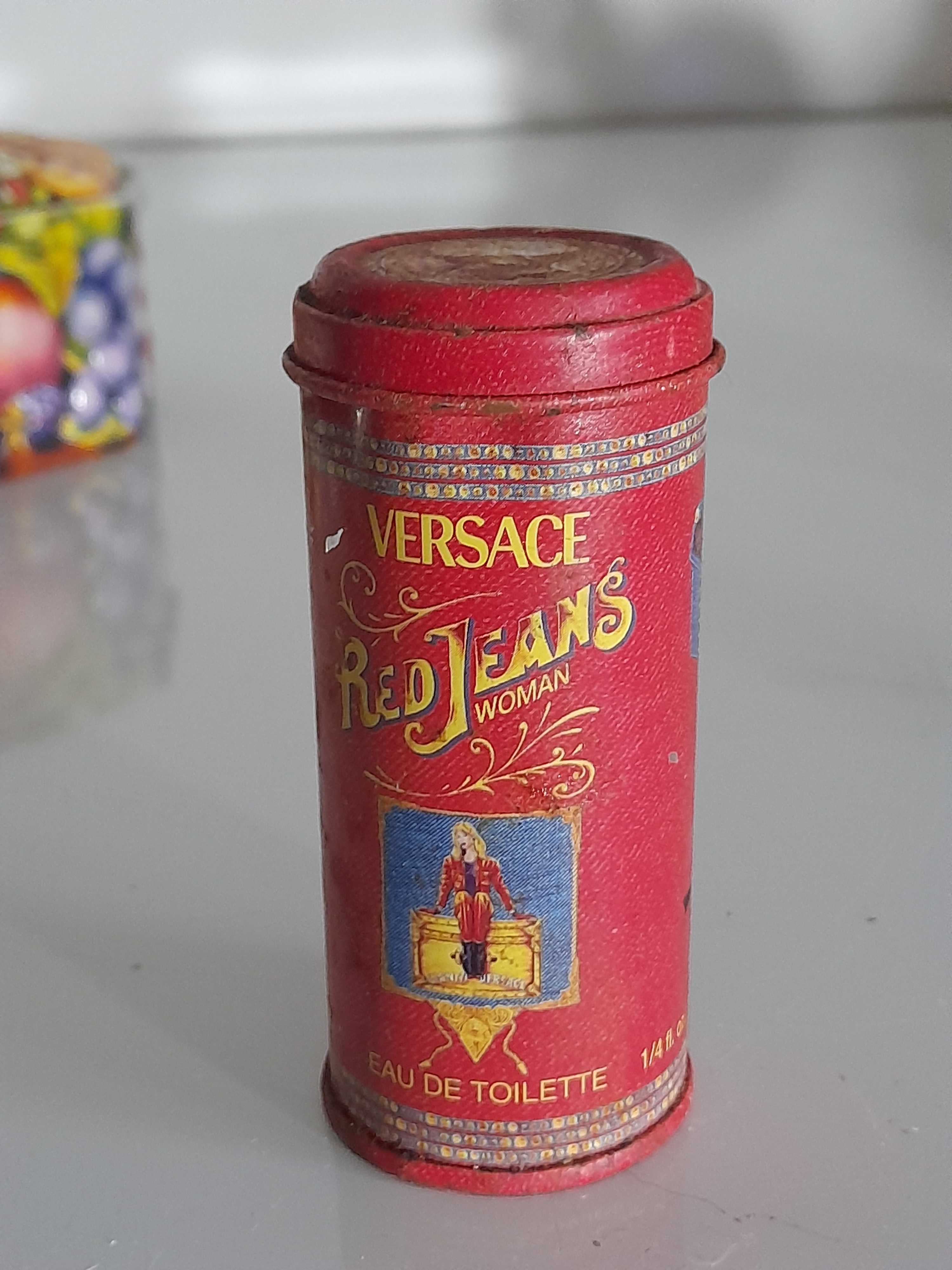 Caixas de lata antigas.
