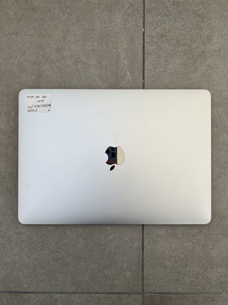 470$ MacBook Air 13" 2019 MVFL2 1,6GHz / i5 / 8 GB / 256gb SSD