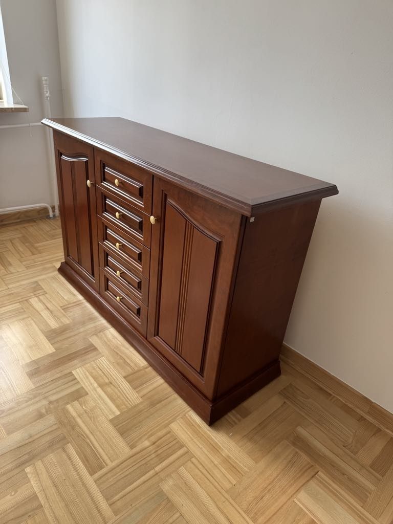 Piękna drewniana komoda