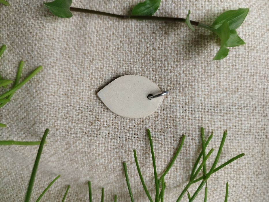 Ceramiczna zawieszka naszyjnik szary liść handmade