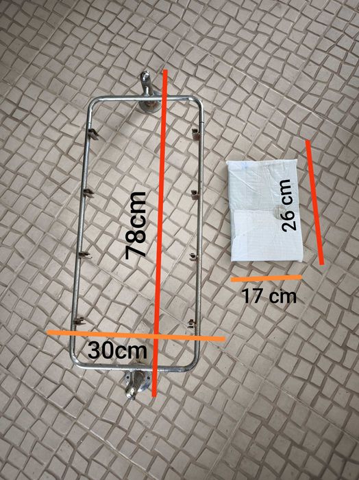 Estante metálica com prateleiras de vidro (dimensões na foto)