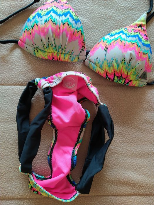 Bikini colorido bonito deeply