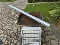 Grill, lampy led, rura od wentylacji.