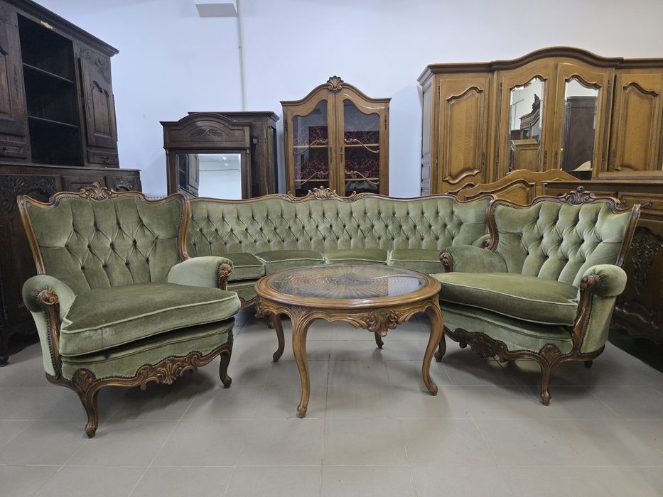 Komplet wypoczynkowy w stylu ludwikowskim – sofa plus dwa fotele.