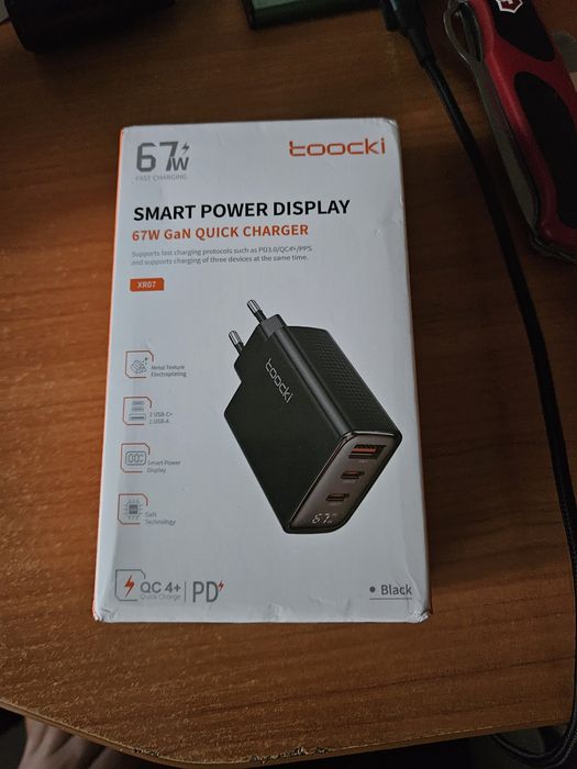 Зарядное устройство Toocki GaN 67W (USB + 2 Type-C) Display PD
