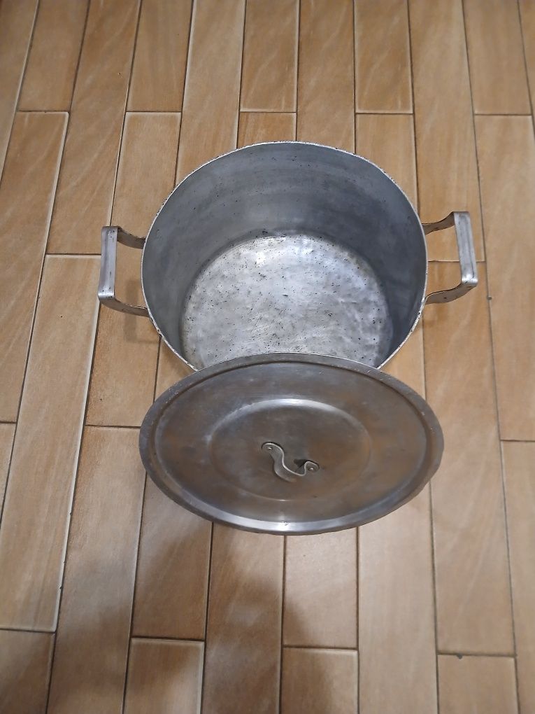 Продам алюмінієві каструлі і з нержавійки,чайник,гусятниці.