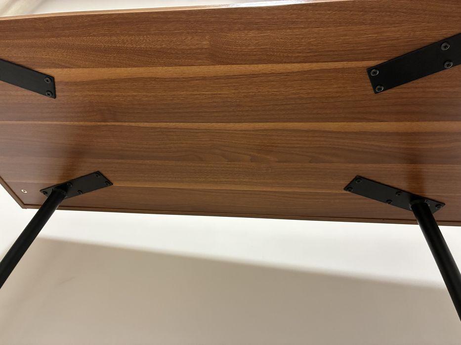 Brązowe biurko industrialne z czarnymi nogami